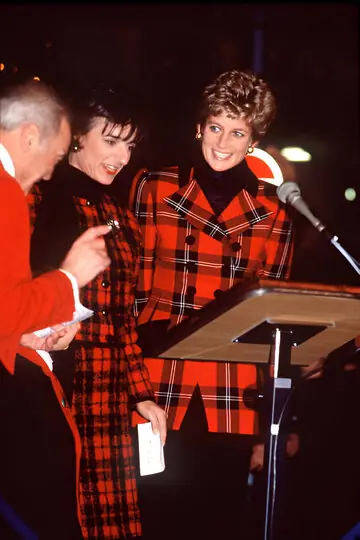 Trendy Fashion From 90s 2 Princess-Diana-Wearing-Red-plaid-outift